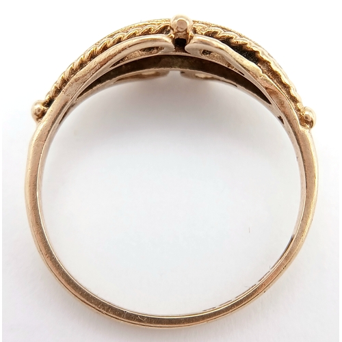 573 - A 9K YELLOW GOLD VINTAGE DIAMOND AND EMERALD RING. TOTAL WEIGHT 2.2G. SIZE M. SC 9042