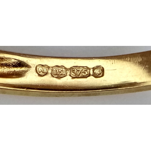 600 - A 9K YELLOW GOLD DIAMOND AND EMERALD RING. TOTAL WEIGHT 2.7G. SIZE P. SC 9084