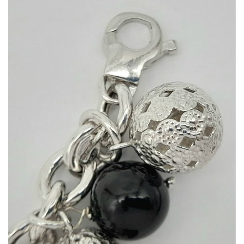 642 - A STERLING SILVER HEAVY CHARM BRACELET. 70.6G. 18CM.
JSIL-9011.
