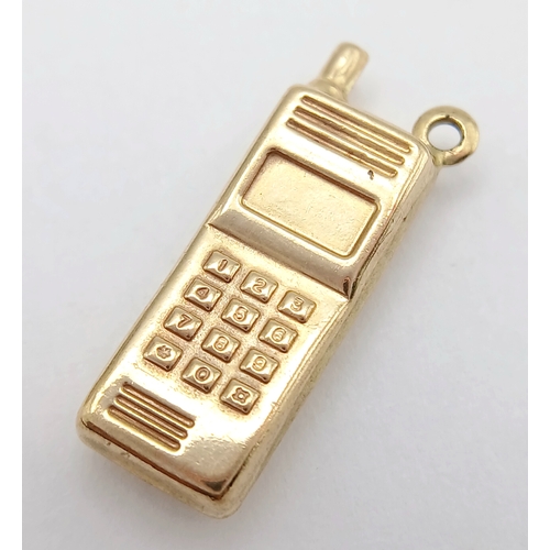 733 - A 9K YELLOW GOLD VINTAGE MOBILE PHONE CHARM / PENDANT. TOTAL WEIGHT 0.8G. SC 9026