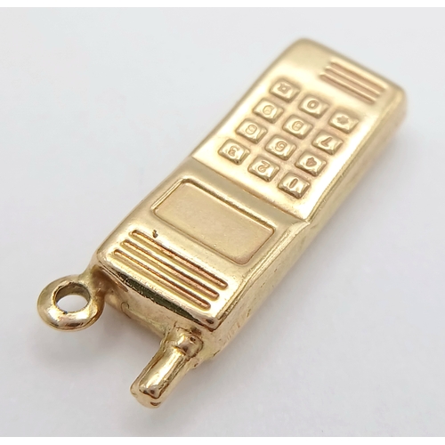733 - A 9K YELLOW GOLD VINTAGE MOBILE PHONE CHARM / PENDANT. TOTAL WEIGHT 0.8G. SC 9026