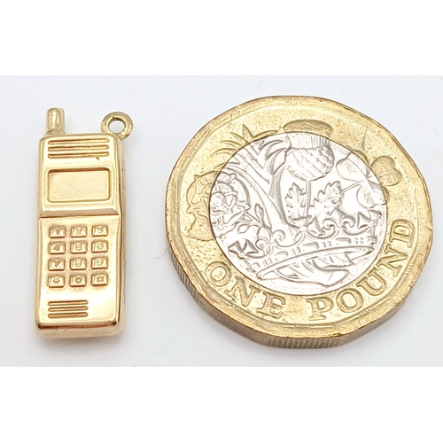 733 - A 9K YELLOW GOLD VINTAGE MOBILE PHONE CHARM / PENDANT. TOTAL WEIGHT 0.8G. SC 9026