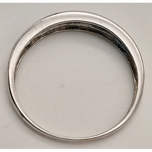 768 - A 9K WHITE GOLD DIAMOND AND SAPPHIRE RING. TOTAL WEIGHT 1.4G. SIZE O. SC 9080