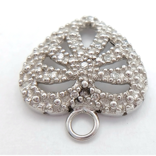 782 - A 9K WHITE GOLD DIAMOND SET HEART PENDANT / CHARM. TOTAL WEIGHT 1.4G. 333I