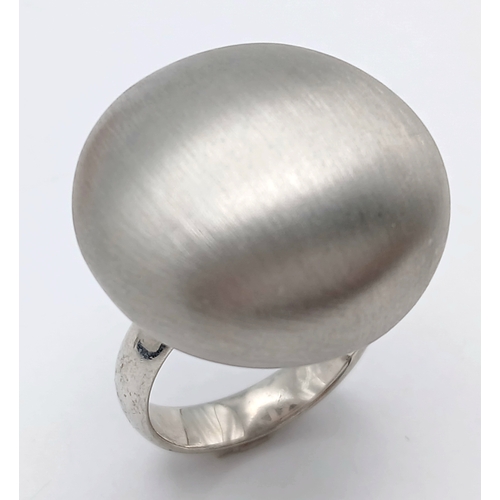 895 - A STERLING SILVER MATT FINISH RING. 16.6G. SIZE O. JSIL-9019.