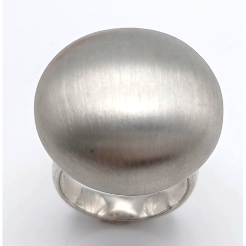 895 - A STERLING SILVER MATT FINISH RING. 16.6G. SIZE O. JSIL-9019.