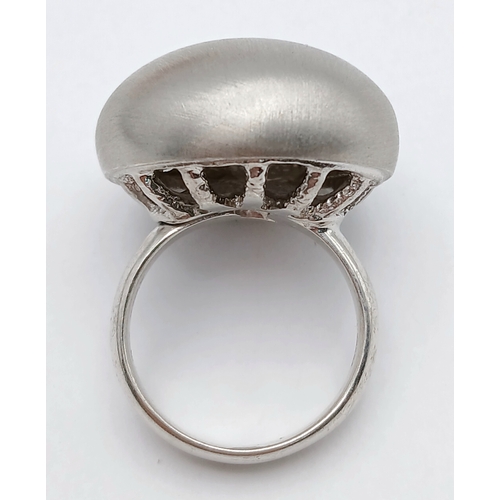 895 - A STERLING SILVER MATT FINISH RING. 16.6G. SIZE O. JSIL-9019.