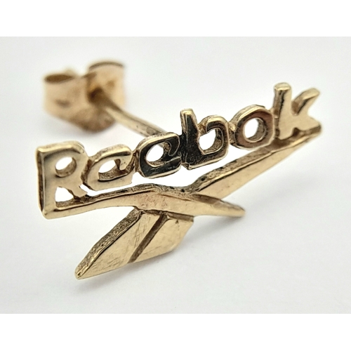 930 - A 9K YELLOW GOLD REEBOK LOGO STUD EARRING. 0.4G. AZD-3001
