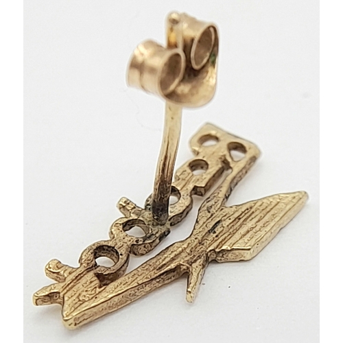 930 - A 9K YELLOW GOLD REEBOK LOGO STUD EARRING. 0.4G. AZD-3001