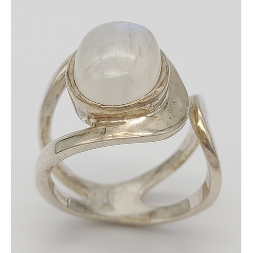 964 - A Vintage Modernist Design Moonstone Cabochon Ring, Size Q. The Ring is set with a very attractive c... 
