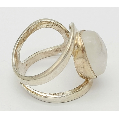 964 - A Vintage Modernist Design Moonstone Cabochon Ring, Size Q. The Ring is set with a very attractive c... 