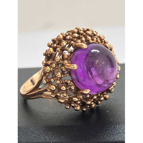 210 - Stunning 9 CARAT GOLD, PURPLE MOONSTONE CABOCHON RING. Beautiful ‘Beehive’ mount. Full  UK hallmark ... 