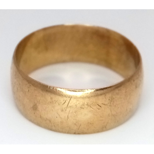 169 - A 9K GOLD GENTS BAND RING .   4gms     size S