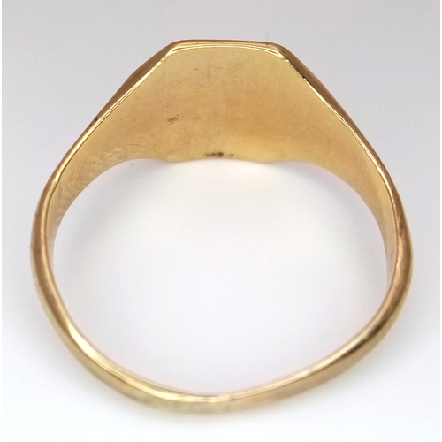 213 - A VINTAGE 9K GOLD GENTS SIGNET RING .   2.9gms    size Q