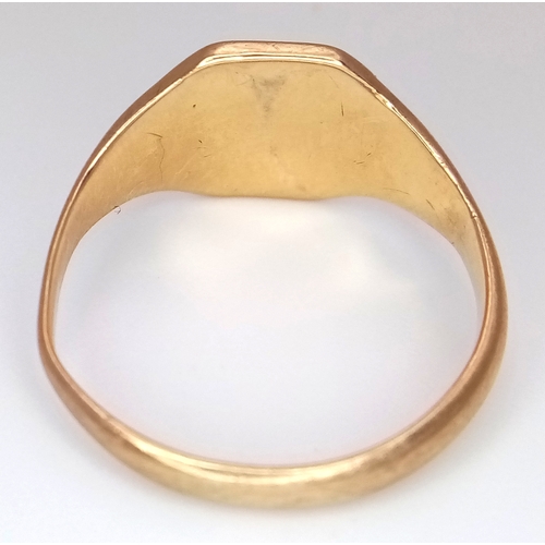 227 - A GENTS VINTAGE 9K GOLD SIGNET RING .     4.1gms    size S