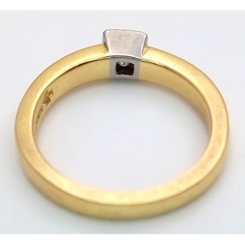 881 - AN 18K YELLOW GOLD  PRINCESS CUT DIAMOND SOLITAIRE RING. DIAMOND WEIGHT 0.25CT. TOTAL WEIGHT 4.4G. S... 