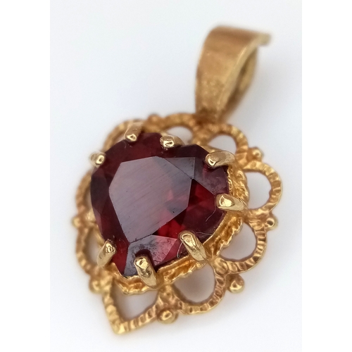 744 - A 9K Yellow Gold Garnet Pendant. 15mm. 0.88g.