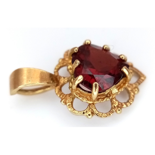 744 - A 9K Yellow Gold Garnet Pendant. 15mm. 0.88g.