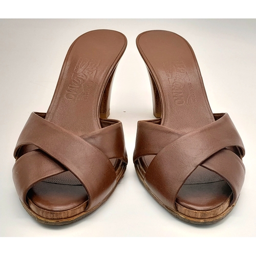 931 - A Pair of Salvatore Ferragamo Ladies Shoes. Leather and wood finish. In very good condition. Origina... 