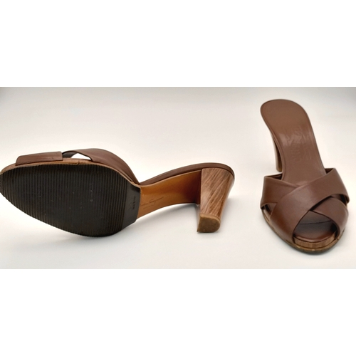 931 - A Pair of Salvatore Ferragamo Ladies Shoes. Leather and wood finish. In very good condition. Origina... 