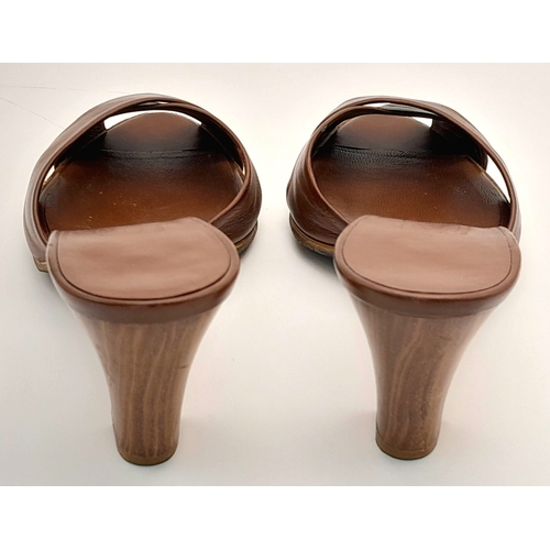 931 - A Pair of Salvatore Ferragamo Ladies Shoes. Leather and wood finish. In very good condition. Origina... 