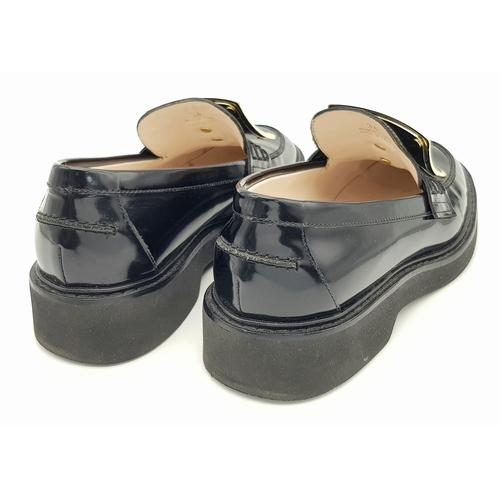 734 - A pair of Roger Vivier black leather female loafers. Size 36. In good condition. Ref J148