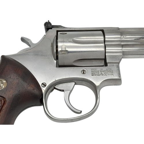 816 - A Heavy Built Smith and Wesson .357 Magnum Revolver Handgun. This model 686 has a chrome finish with... 