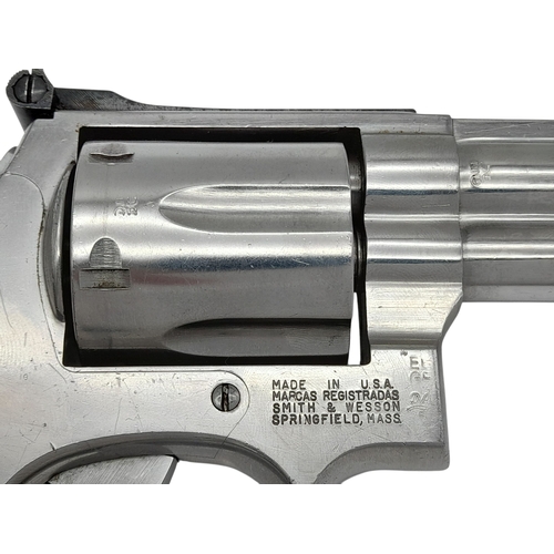 816 - A Heavy Built Smith and Wesson .357 Magnum Revolver Handgun. This model 686 has a chrome finish with... 