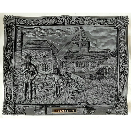 758 - A Mixed Box of Antique and Vintage Items. Please see photos for finer details.