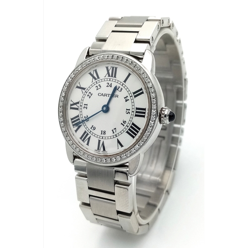 731 - A Ronde de Cartier Solo Diamond Ladies Watch. Stainless steel bracelet and case - 29mm. White dial w... 