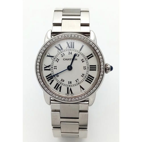 731 - A Ronde de Cartier Solo Diamond Ladies Watch. Stainless steel bracelet and case - 29mm. White dial w... 