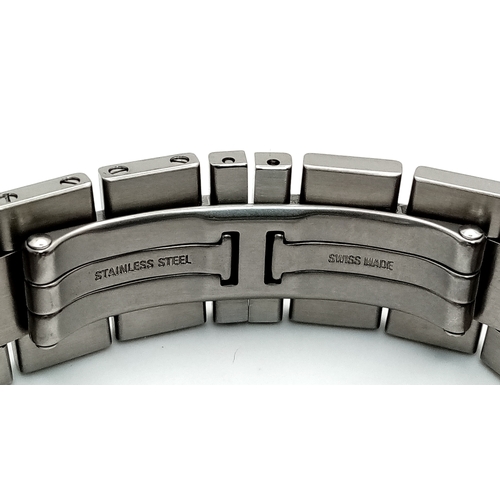 731 - A Ronde de Cartier Solo Diamond Ladies Watch. Stainless steel bracelet and case - 29mm. White dial w... 