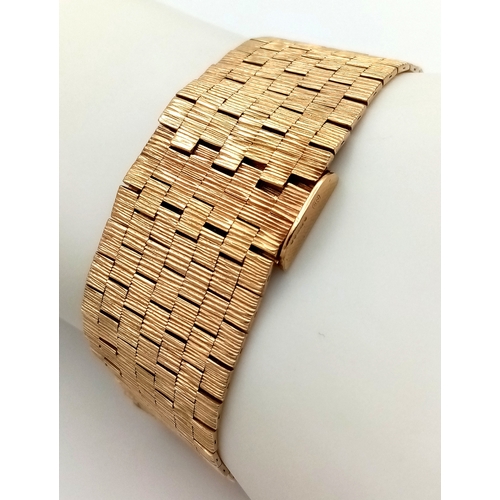 174 - A Beautiful Vintage 9K Yellow Gold Ladies Statement Bracelet. Geometric pattern links with a sturdy ... 