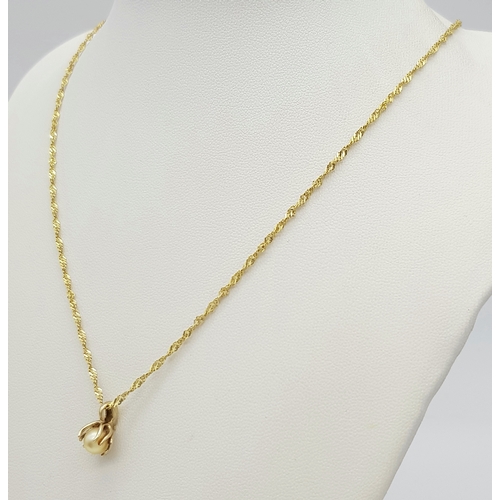 605 - A 50cms TWIST NECK CHAIN IN 14K GOLD WITH A PEARL PENDANT. 4.0gms
