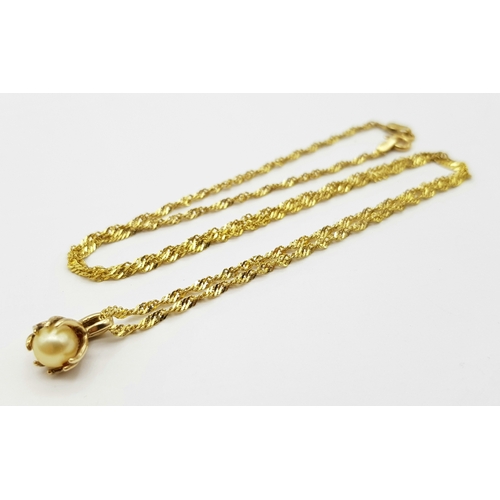 605 - A 50cms TWIST NECK CHAIN IN 14K GOLD WITH A PEARL PENDANT. 4.0gms