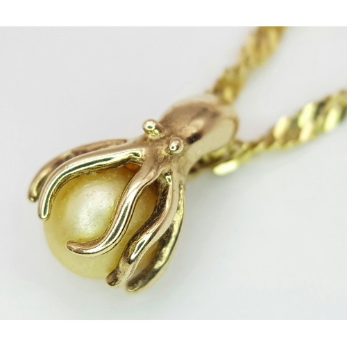 605 - A 50cms TWIST NECK CHAIN IN 14K GOLD WITH A PEARL PENDANT. 4.0gms