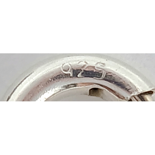 809 - A Blue Sapphire Pendant with a 925 Silver with Chain. 3.5cm and 42cm. CD-1923