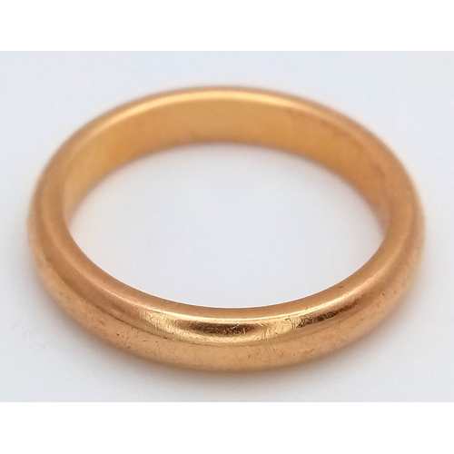 67 - An 18K Yellow Gold Band Ring. 4mm width. Size M. 5g.