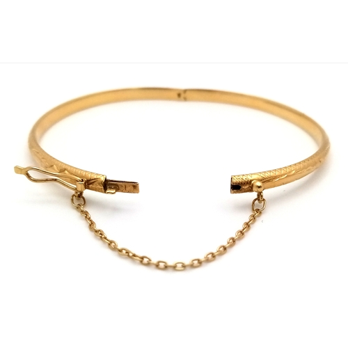 103 - An 18k yellow gold engraved bangle, 8g total weight, 6cm bangle diameter. Ref: 1624I.
