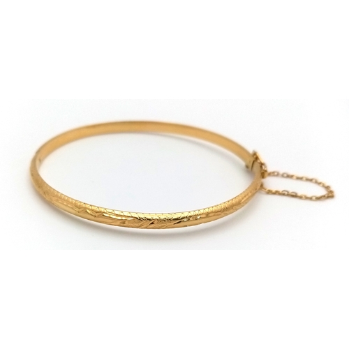 103 - An 18k yellow gold engraved bangle, 8g total weight, 6cm bangle diameter. Ref: 1624I.