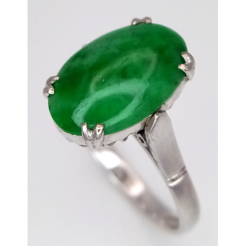 172 - An 18K White Gold Jade Oval Cabochon Ring. Size L. 3.06g. Ref -mt09.