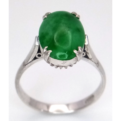 172 - An 18K White Gold Jade Oval Cabochon Ring. Size L. 3.06g. Ref -mt09.