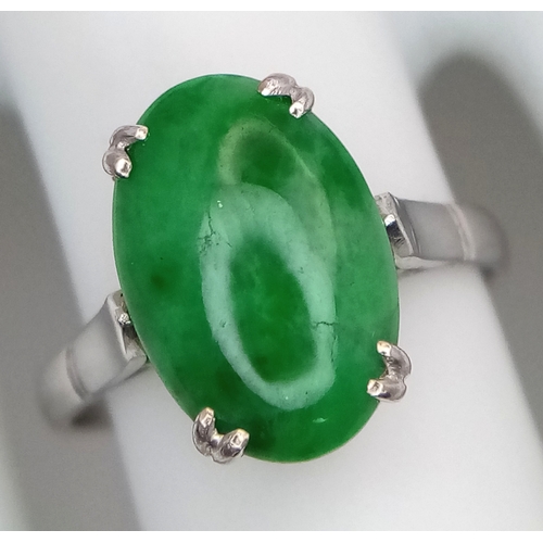 172 - An 18K White Gold Jade Oval Cabochon Ring. Size L. 3.06g. Ref -mt09.