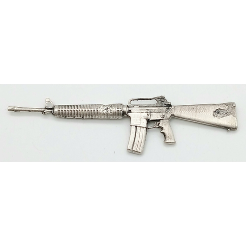 725 - A Hand-Crafted Fine Silver Certificated Model and/or Pendant of an M16 Rifle. Crafted in 2005. 7.3 G... 