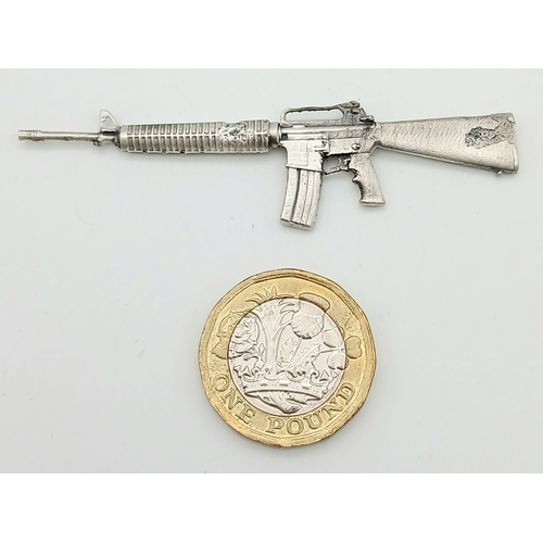 725 - A Hand-Crafted Fine Silver Certificated Model and/or Pendant of an M16 Rifle. Crafted in 2005. 7.3 G... 