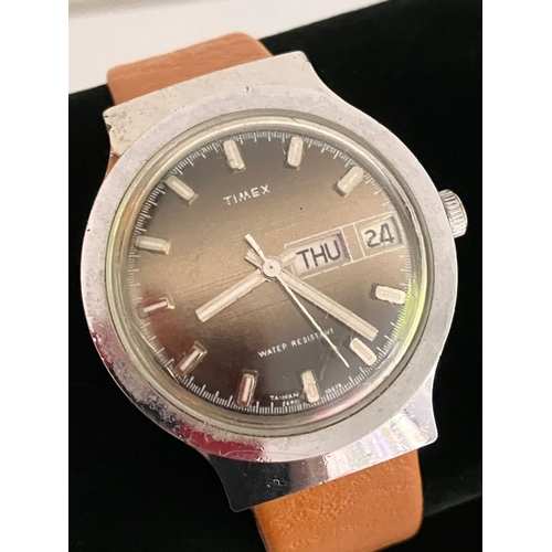 126 - Gentleman’s Vintage TIMEX WRISTWATCH. Finished in Stainless Steel. Rare Day/Date Model. Tan leather ... 