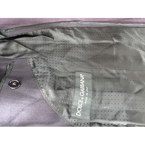 745 - A Dolce & Gabbana Navy Blazer. Size 48. 92% cotton. In very good condition with light signs of use. ... 