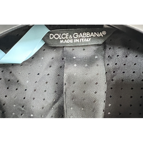 745 - A Dolce & Gabbana Navy Blazer. Size 48. 92% cotton. In very good condition with light signs of use. ... 