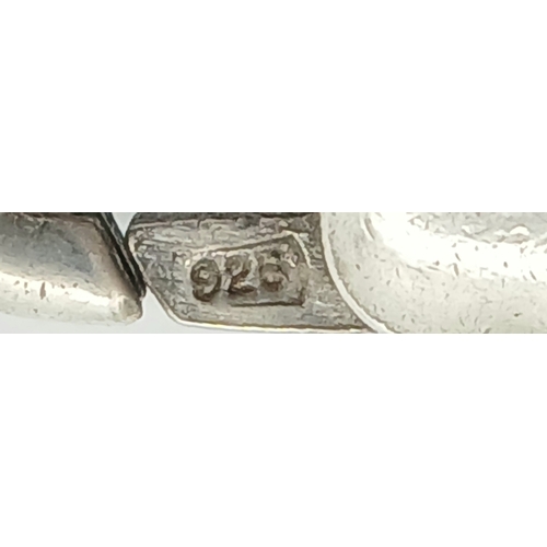 754 - A STERLING SILVER HEAVY CURB CHAIN. 28