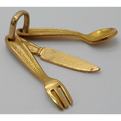755 - A 9K YELLOW GOLD KNIFE, FORK AND SPOON CHARM / PENDANT. 1.1G. REF - SC4044.